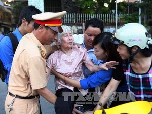 Thanh niên tình nguyện và cảnh sát giúp người già vào viếng Đại tướng Võ Nguyên Giáp.